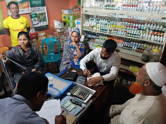 রাজারহাটে সার বাজার মনিটরিং দুই ব্যবসায়ীকে জরিমানা