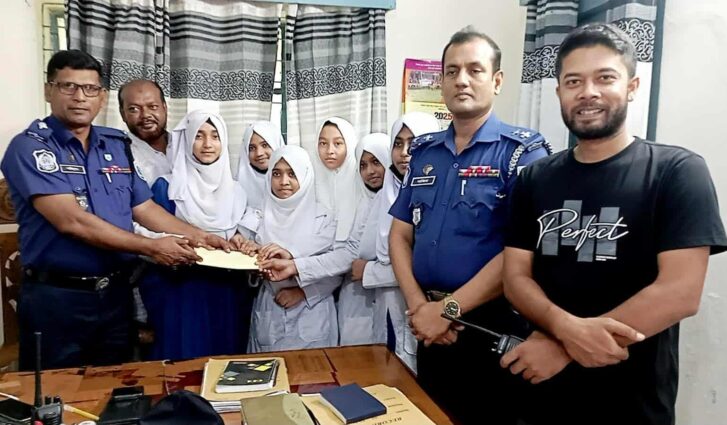 ঘোড়াঘাটে অনলাইনে প্রতারণার শিকার ৫৬ শিক্ষার্থী ফিরে পেল টাকা