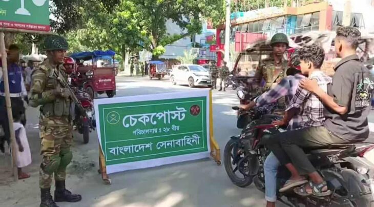দিনাজপুর শহরে সেনাবাহিনীর যানবাহনে কাগজপত্র যাচাই-বাছাই করণ 