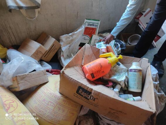 রাজারহাটে বাড়ির ভেতরে নকল সার-কীটনাশকের কারখানার সন্ধান