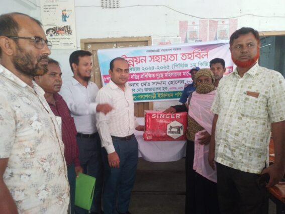 পার্বতীপুরে দুঃস্থদের মাঝে সেলাই মেশিন বিতরণ