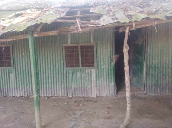 পার্বতীপুরে সবুজ সাথী স্কুলটির শ্রেণি কক্ষ থুবড়ে পড়ছে