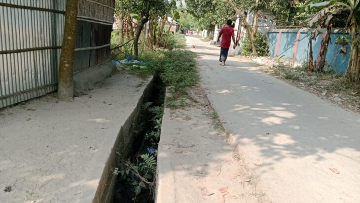 দিনাজপুরের খানসামার টংগুয়া বাজারের পানি নিষ্কাশন ড্রেনটি দুর্গন্ধ ছড়াচ্ছে-সংস্কার জরুরী