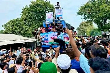 নওগাঁয় চলন্ত ট্রেন থামিয়ে দিলো সাধারণ জনতা