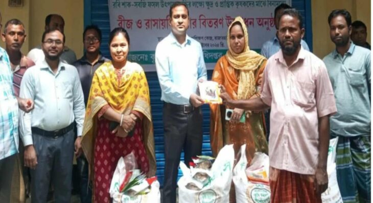 রাজারহাটে সবজি চাষে উৎসাহ দিতে কৃষি বিভাগের বিনামূল্যে বীজ-সার বিতরণ