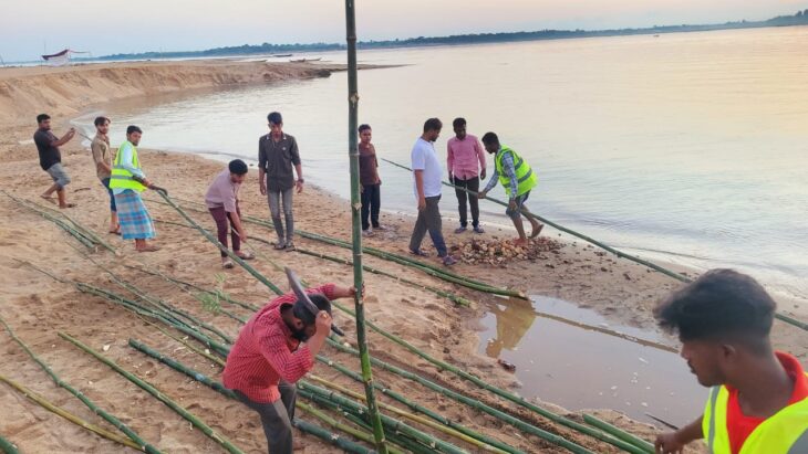 যাদুকাটার পাড় কেটে অবৈধ ভালো উত্তোলন ঠেকাতে ইজারাদারের বাঁশের বেড়া স্থাপন