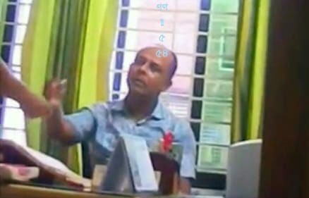 ঘুষ নেওয়ার ভিডিও ভাইল হওয়ার পরও পবা উপজেলার রামচন্দ্রপুর ভূমি কর্মকর্তা কামাল বহাল তবিয়্যতে