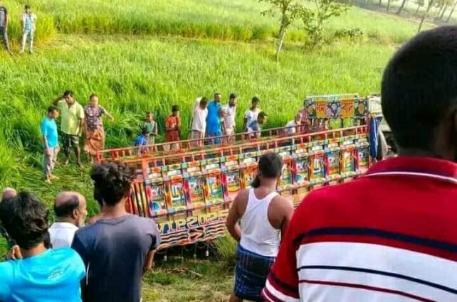 নওগাঁয় গরু বোঝাই নসিমনের নিচে পড়ে দুই ব্যবসায়ী নিহত