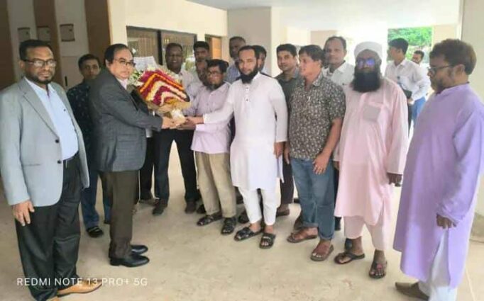 মন্ত্রণালয়ের সচিবের সাথে বাংলাদেশ ভূমি অফিসার্স দিনাজপুর নেতৃবৃন্দের শুভেচ্ছা ও মত বিনিময়