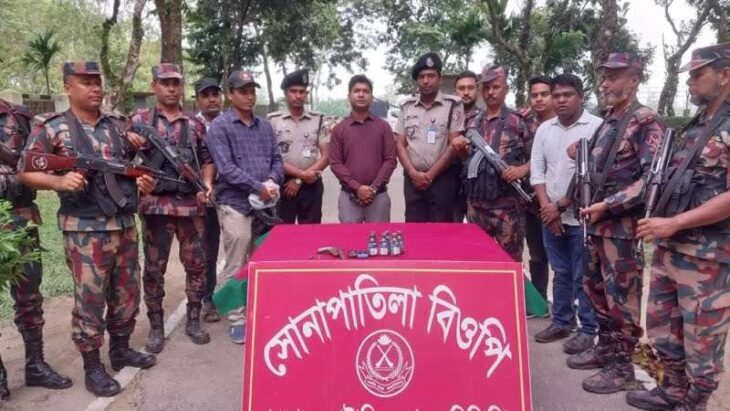 পঞ্চগড়ের আটোয়ারী সীমান্ত থেকে দেশীয় পিস্তল,গুলি,ফেনসিডিল জব্দ