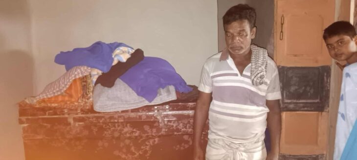 নওগাঁর সাপাহারে পুলিশ সেজে হাতকড়া পরিয়ে লুটপাট,আতঙ্কে স্থানীয়রা