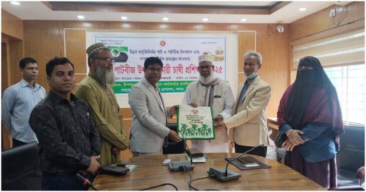 নীলফামারীতে পাটবীজ উৎপাদনকারী চাষীদের প্রশিক্ষণ।