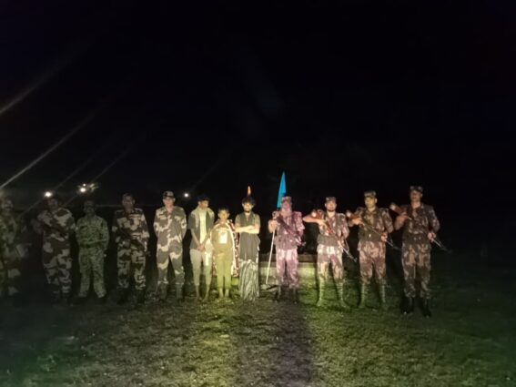 ভারতে অনুপ্রবেশ করায় তিন বাংলাদেশী কে আটক করে বিজিবির কাছে হস্তান্তর করেছে বিএসএফ।