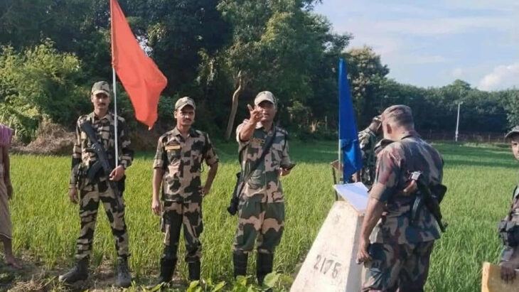 পতাকা বৈঠকের মাধ্যমে বাংলাবান্ধা সীমান্ত দিয়ে ৩ বাংলাদেশীকে ফেরত দিল বিএসএফ।