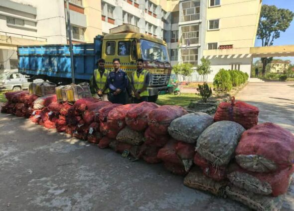 বিশ্বম্ভরপুর ভারতীয় পণ্য ৪০ হাজার শলাকা নাসির বিড়িসহ ৫৮ বস্তা পেয়াঁজ আটক।