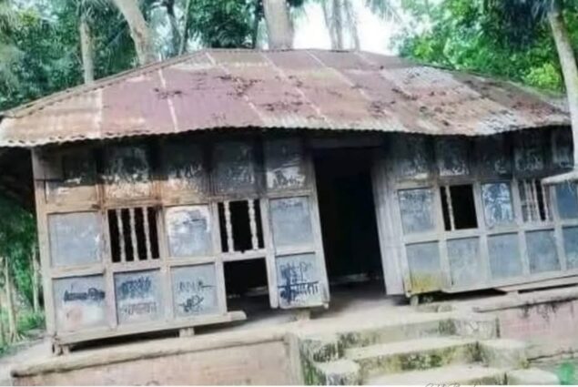 বিলুপ্তির পথে কাছারি ঘর।