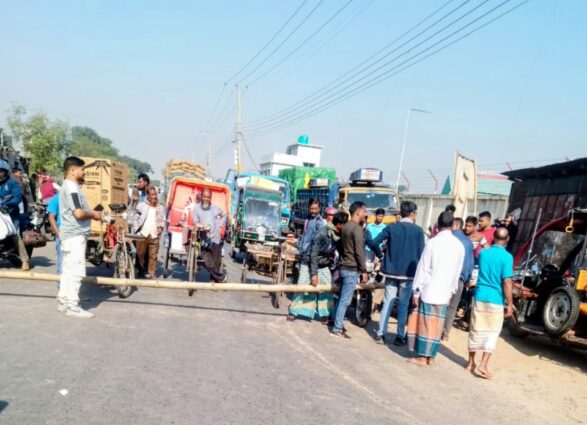 দিনাজপুরের পার্বতীপুরে মনোনয়ন বাতিলের দাবিতে হরতাল অবরোধ পালিত।