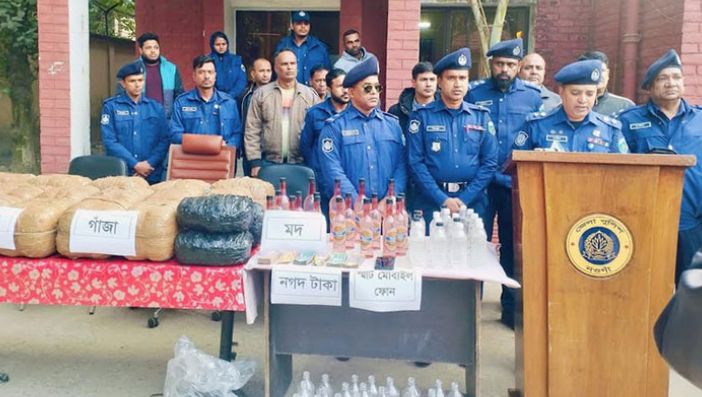 নওগাঁ সুইপার কলোনিতে পুলিশ ও ডিবি’র অভিযানে গাঁজা-মদসহ আটক ২জন।