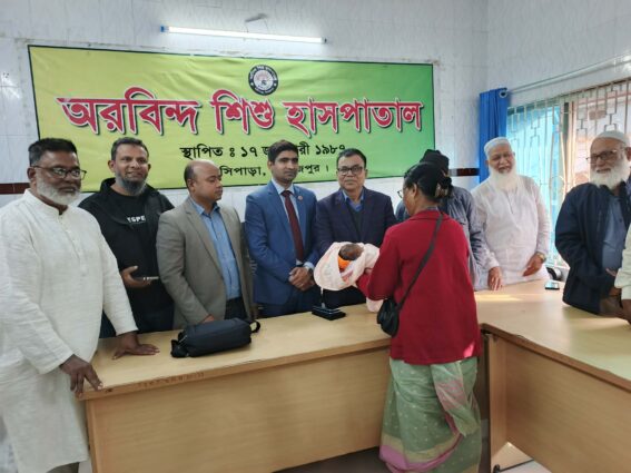 নবজাতক শিশুটিকে অরবিন্দ হাসপাতালে চিকিৎসা শেষে নিঃসন্তান দম্পত্তি পরিবারের মাঝে হস্তান্তর।