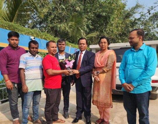 গাইবান্ধায় রাষ্ট্রদূত শিবনাথ রায়ের কোমরপুর মন্দির পরিদর্শন।