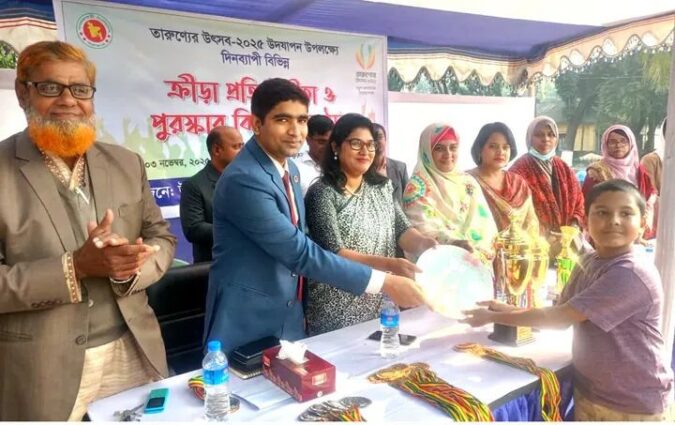 দিনাজপুর প্রশাসনের আয়োজনে তারুণ্যের উৎসব ও দিনব্যাপী বিভিন্ন ক্রীড়া প্রতিযোগিতা ও পুরস্কার বিতরণ।