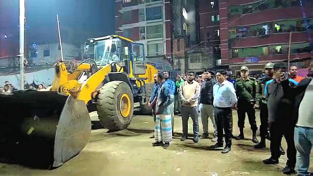 সাভারে অসামাজিক কার্যকলাপের দায়ে বাণিজ্য মেলা বন্ধ করে দিল প্রশাসন।