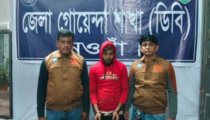 নওগাঁতে ডিবি পুলিশের অভিযানে ৩ কেজি গাজাসহ ১ মাদক কারবারি আটক। 