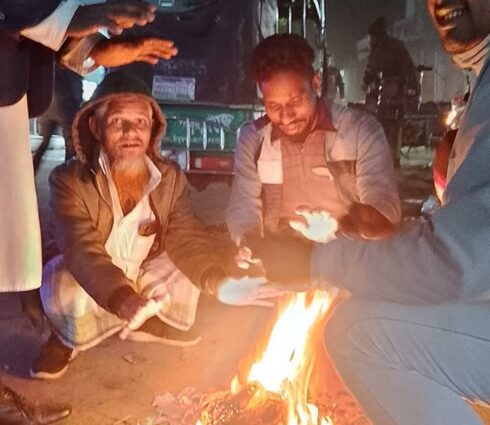 হিমেল হাওয়া ও তীব্র শীতে কাঁপছে উত্তরের খেটে খাওয়া মানুষ। 