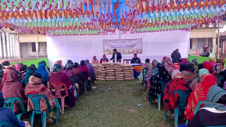 ঠাকুরগাঁওয়ে জিংক ধানের সম্প্রসারণে অগ্রণী কৃষকদের প্রশিক্ষণ ও বীজ বিতরণ।