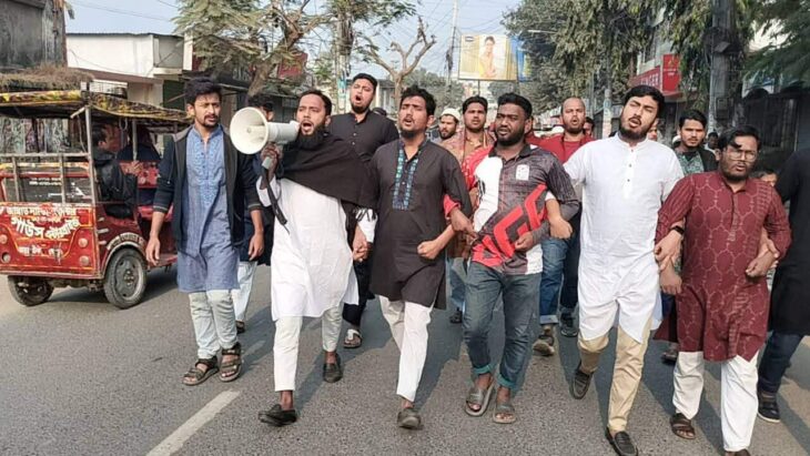 শহীদ হাদি হত্যার বিচারের দাবিতে দিনাজপুরে বিক্ষোভ ও তার রুহের মাগফেরাত কামনায় দোয়া অনুষ্ঠিত।