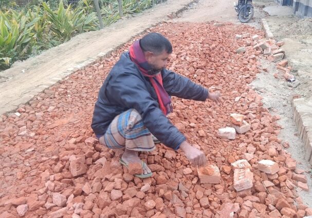 ঠাকুরগাঁওয়ে নিম্ন মানের সামগ্রী দিয়ে রাস্তা নির্মাণ কাজের অভিযোগ করলে এড়িয়ে যান এলজিইডি কর্মকর্তা।