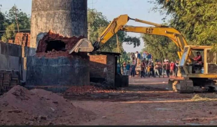 পঞ্চগড়ের দেবীগঞ্জে অবৈধ ইটভাটায় অভিযান, শ্রমিকদের বাধা।