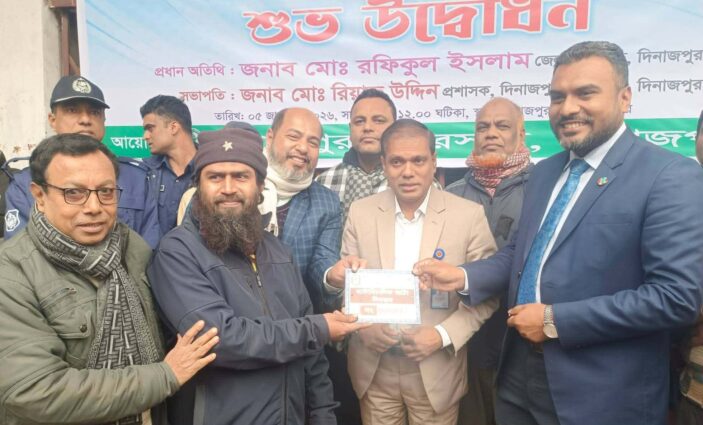 দিনাজপুর পৌরসভায় অটো রিক্সার নিবন্ধনের ডিজিটাল নম্বর প্লেট বিতরণ।