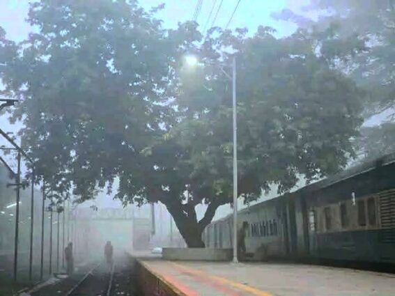 ঘন কুয়াশায় সান্তাহার জংসন স্টেশন থেকে ছেড়ে যাওয়া ট্রেনের শিডিউল বিপর্যয়।