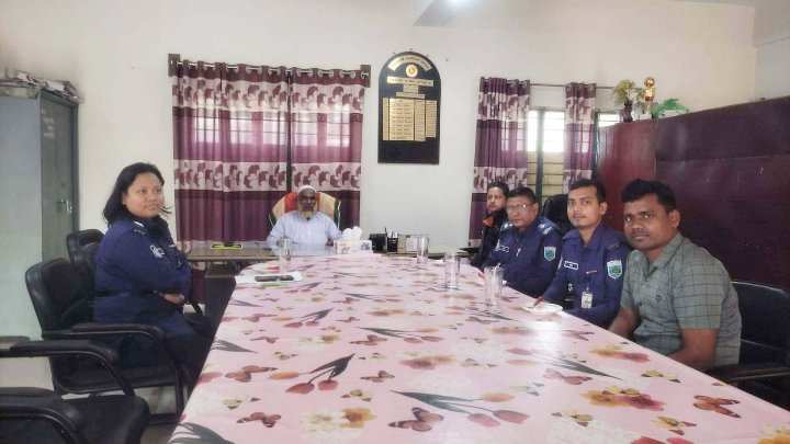 নওগাঁর সাপাহারে ভোট কেন্দ্র পরিদর্শনে এএসপি শ্যামলী।