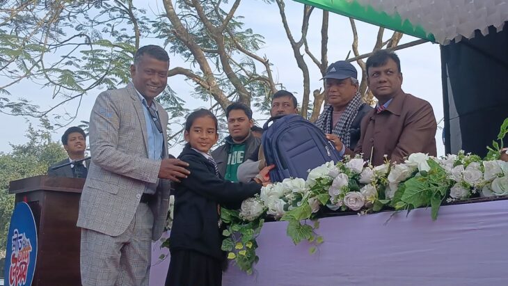 পঞ্চগড় তেঁতুলিয়ায় শিশুস্বর্গের শীত আনন্দ উৎসবে শিক্ষার্থীদের মাঝে শীতের উপহার বিতরণ।