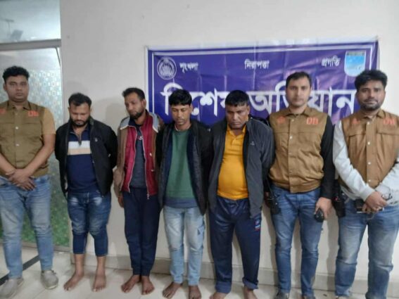 আশুলিয়ায় ৬টি চোরাই গরু ব্যবহৃত পরিবহনসহ ডাকাত চক্রের চার সদস্য গ্রেপ্তার।