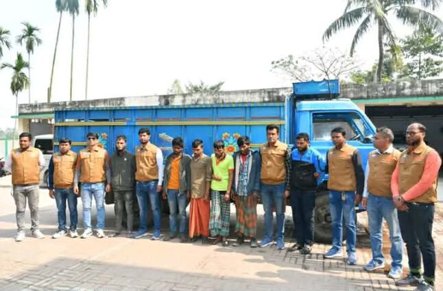 নওগাঁয় ধান বোঝাই ট্রাক ডাকাতি,আটক ৬ জন।