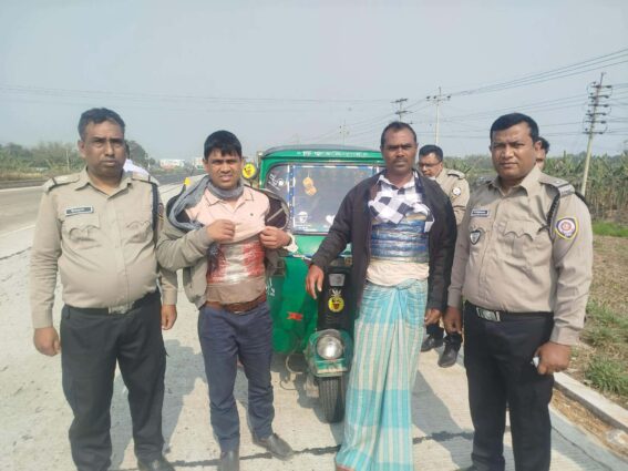 বগুড়ায় কোমরে পেছিয়ে গাজা পাচারকালে দুজনকে গ্রেফতার।