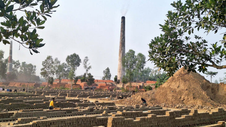 বগুড়ায় অনুমোদন ছাড়াই প্রশাসনের নাকের ডগায় পরিচালিত হচ্ছে ইটভাটা।