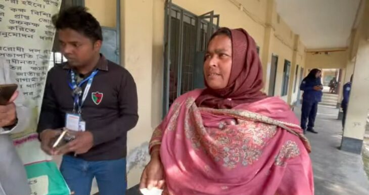 কুড়িগ্রামের রাজারহাটে ভোট দিতে এসে বিপাকে নারী ভোটার,জাল ভোটের অভিযোগ।