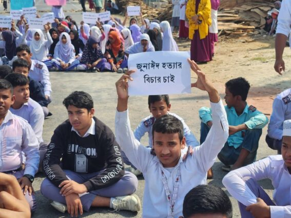 দিনাজপুরের চিরিরবন্দরে বাসচাঁপায় ঘটনাস্থলেই শিশু শিক্ষার্থী জুনাইদ নিহত।