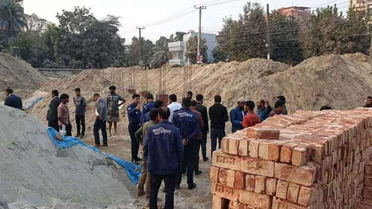 দিনাজপুর কালেক্টরেট প্রাচীরটি ভেঙে পড়ে ৫ জন মহিলা আহত।