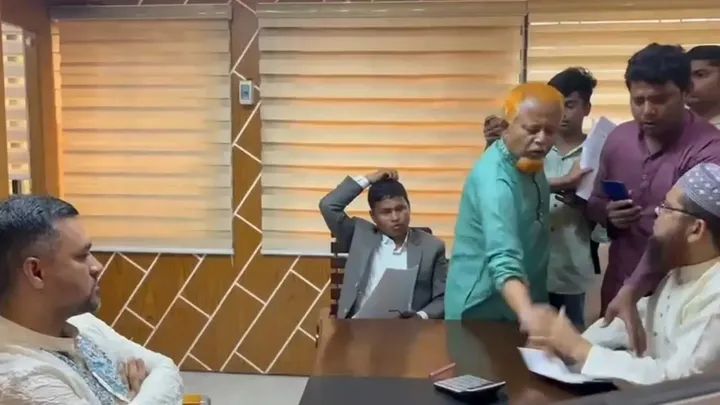 ঠাকুরগাঁওয়ে ইউএনও কার্যালয়ে ঢুকে কলেজে কর্মচারী নিয়োগ পরীক্ষার কাগজপত্র ছিনিয়ে নিলেন বিএনপি নেতা