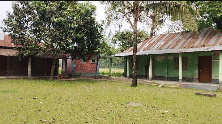 দিনাজপুরের খানসামা হোসেনপুর মাদ্রাসায় দুপুরে তালা।