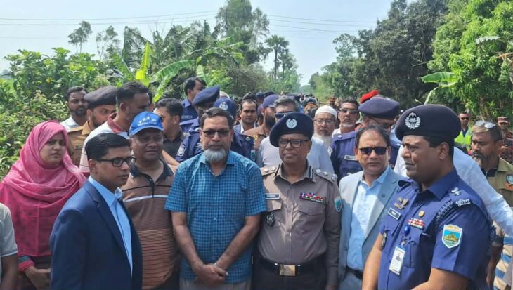 নীলসাগর ট্রেন দুর্ঘটনাস্থল পরিদর্শনে বিভাগীয় কমিশনার ও জেলা প্রশাসক।