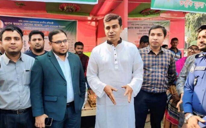 পঞ্চগড়ের বোদায় ভর্তুকি মূল্যে পণ্য বিক্রয় স্টোল পরিদর্শন করেন পানি সম্পদ প্রতিমন্ত্রী।