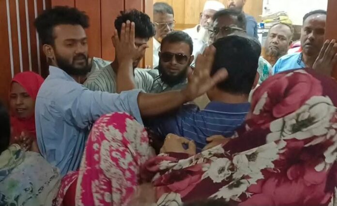 দিনাজপুরে আদালতের নিষেধাজ্ঞা অমান্য, কাচারী চত্বরে হাতাহাতি আহত ৭জন।