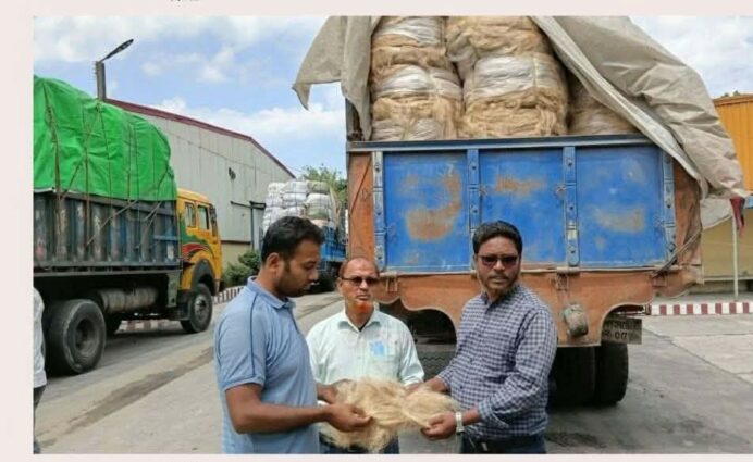 বাংলাবান্ধা বন্দর দিয়ে নেপালে ১৬৬ মে.টন জুট রোল রপ্তানি।