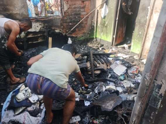 দিনাজপুরের পার্বতীপুরে বৈদ্যুতিক শর্ট সার্কিটে ভয়াবহ অগ্নিকাণ্ড।